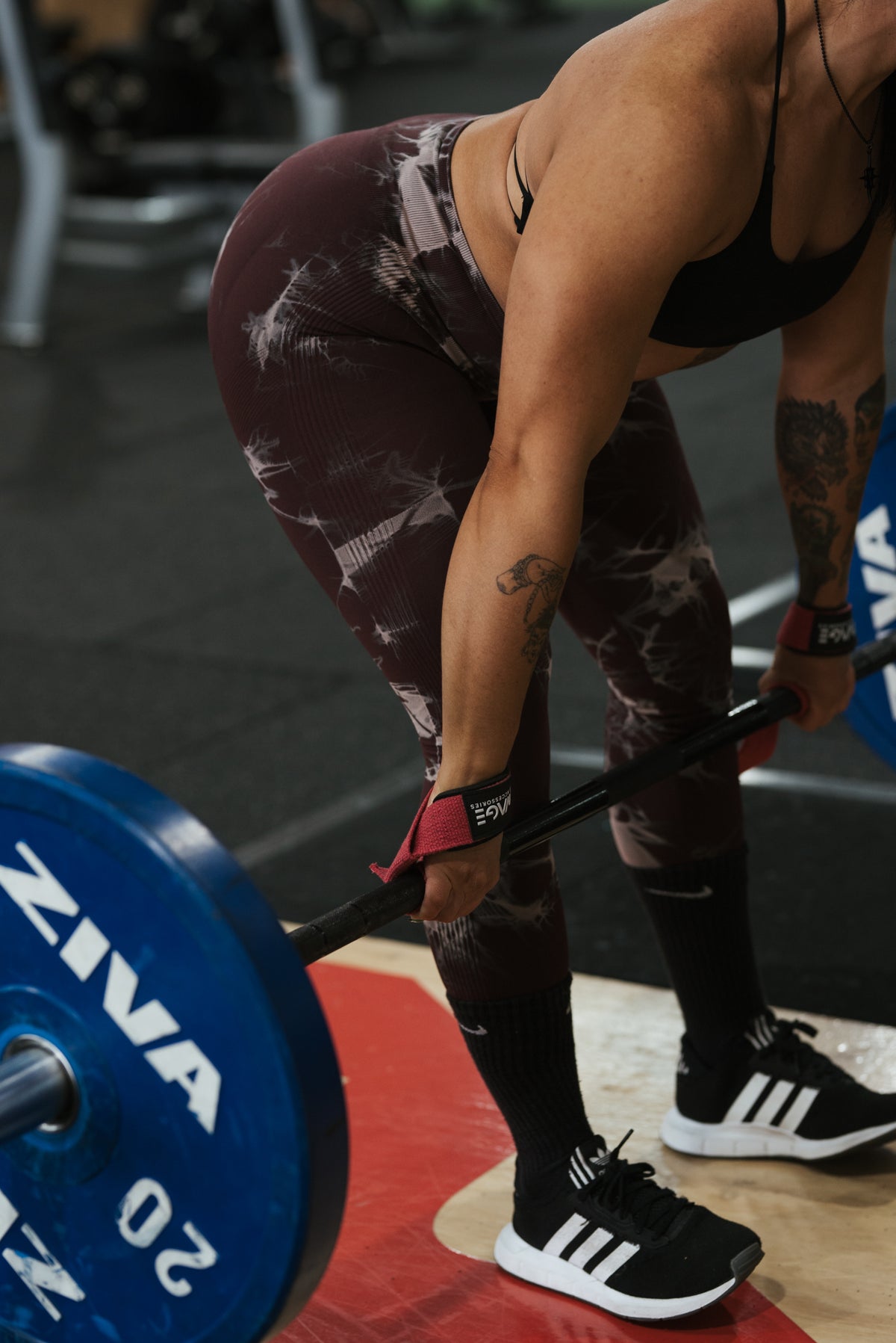 Savage fitness accessories liftings straps while dead lifting. Deadling